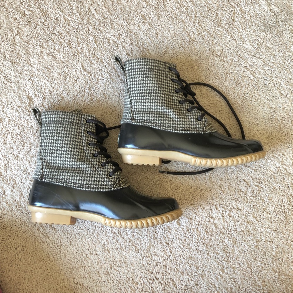 Brown houndstooth duck boots